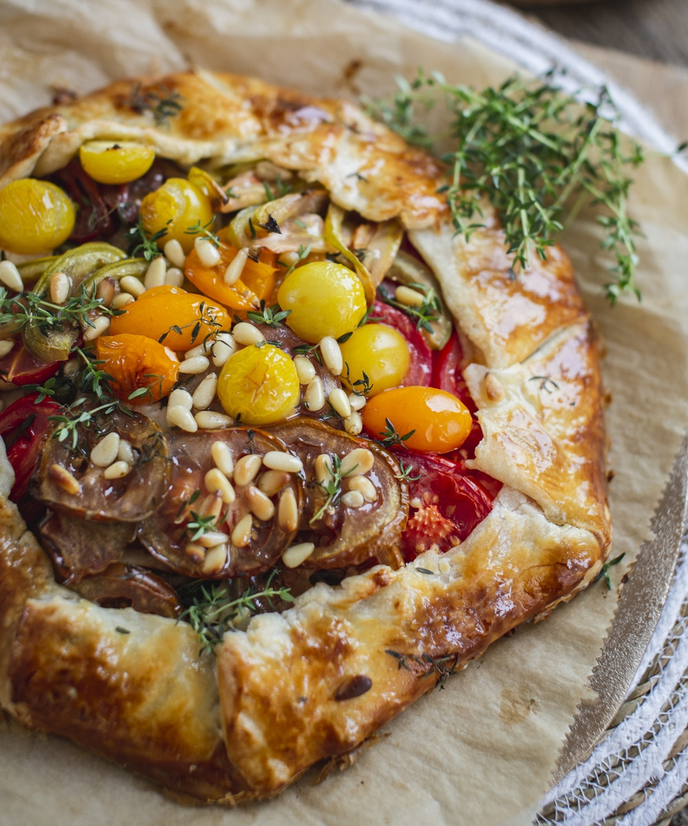 SZIVÁRVÁNYOS GALETTE, PIKÁNS DARÁLTHÚSSAL