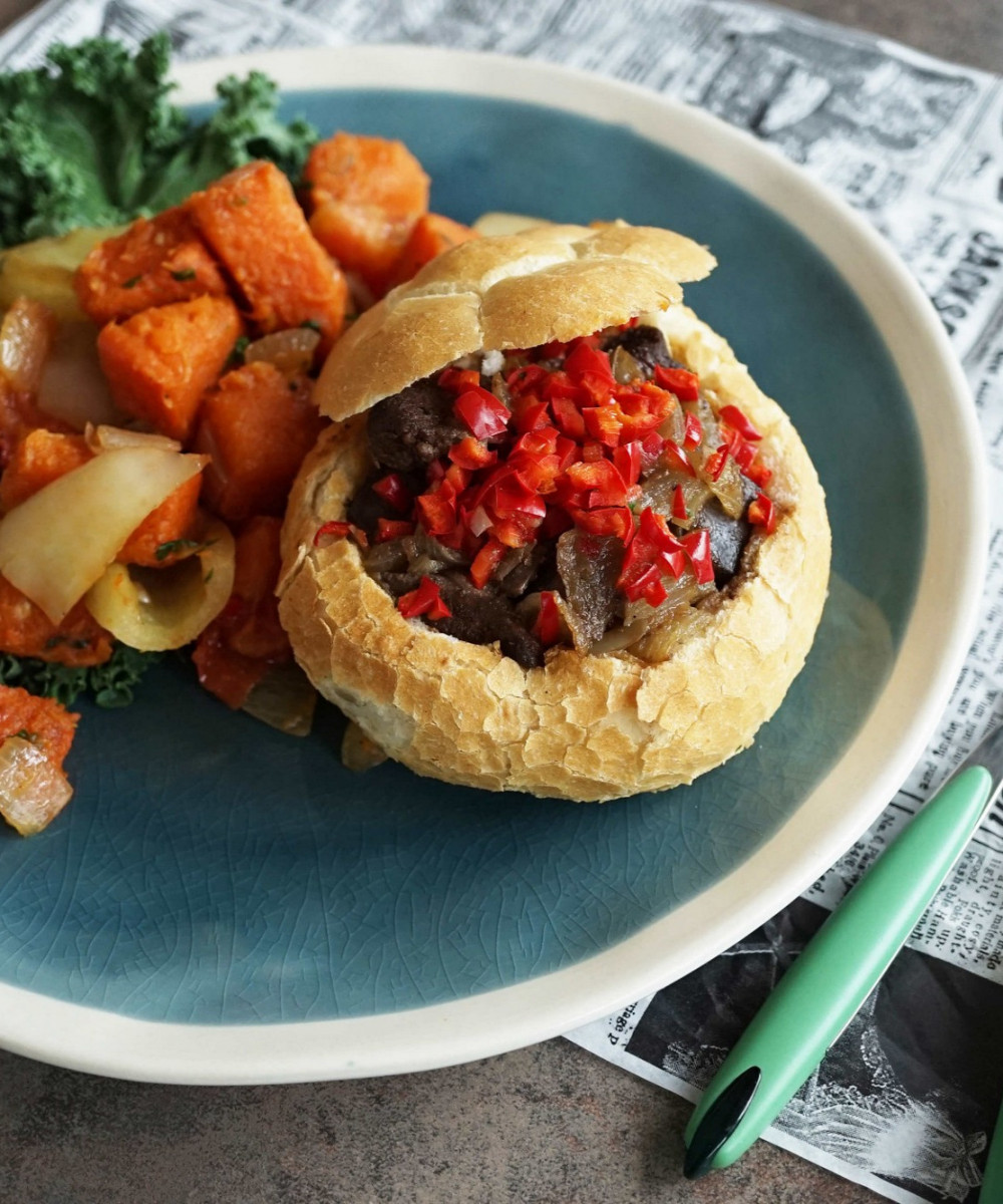 ZSEMLÉBEN SÜLT SERTÉSMÁJ, LECSÓÁGYON