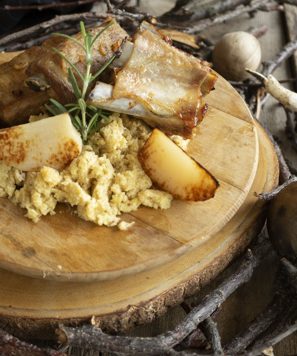 SÜLT SERTÉS OLDALAS, MUSTÁROS BURGONYAPÜRÉVEL