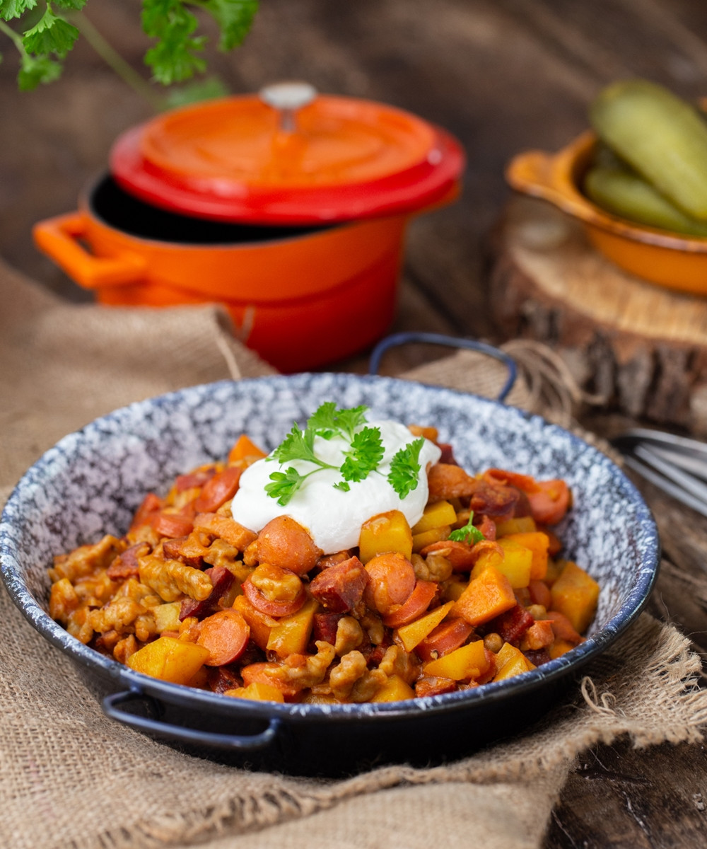 PAPRIKÁS KRUMPLI GALUSKÁVAL, KOLBÁSSZAL