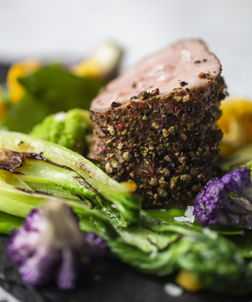 SERTÉSSZŰZ BORSKÉREGBEN SZÍNES ZÖLDSÉGÁGYON