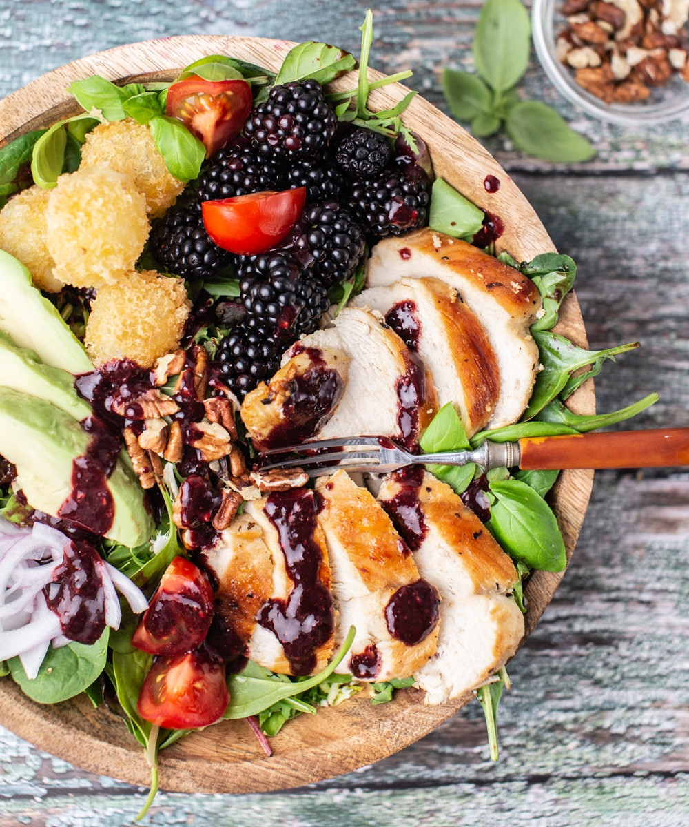 SZEDRES CSIRKESALÁTA – RÁNTOTT KECSKESAJT GOLYÓKKAL ÉS AVOKÁDÓVAL