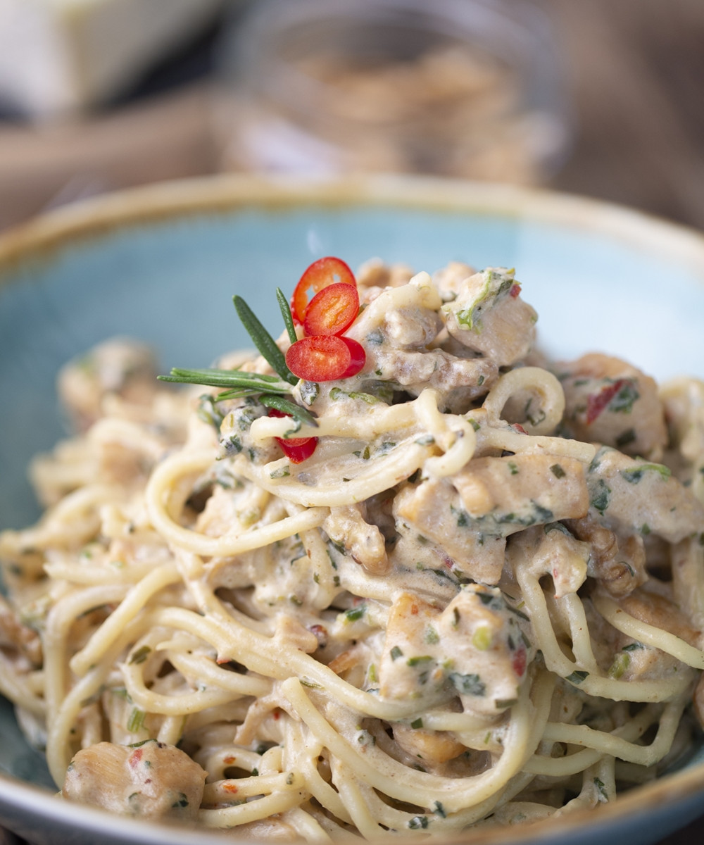 GORGONZOLÁS SPAGETTI, DIÓVAL ÉS CSIRKÉVEL