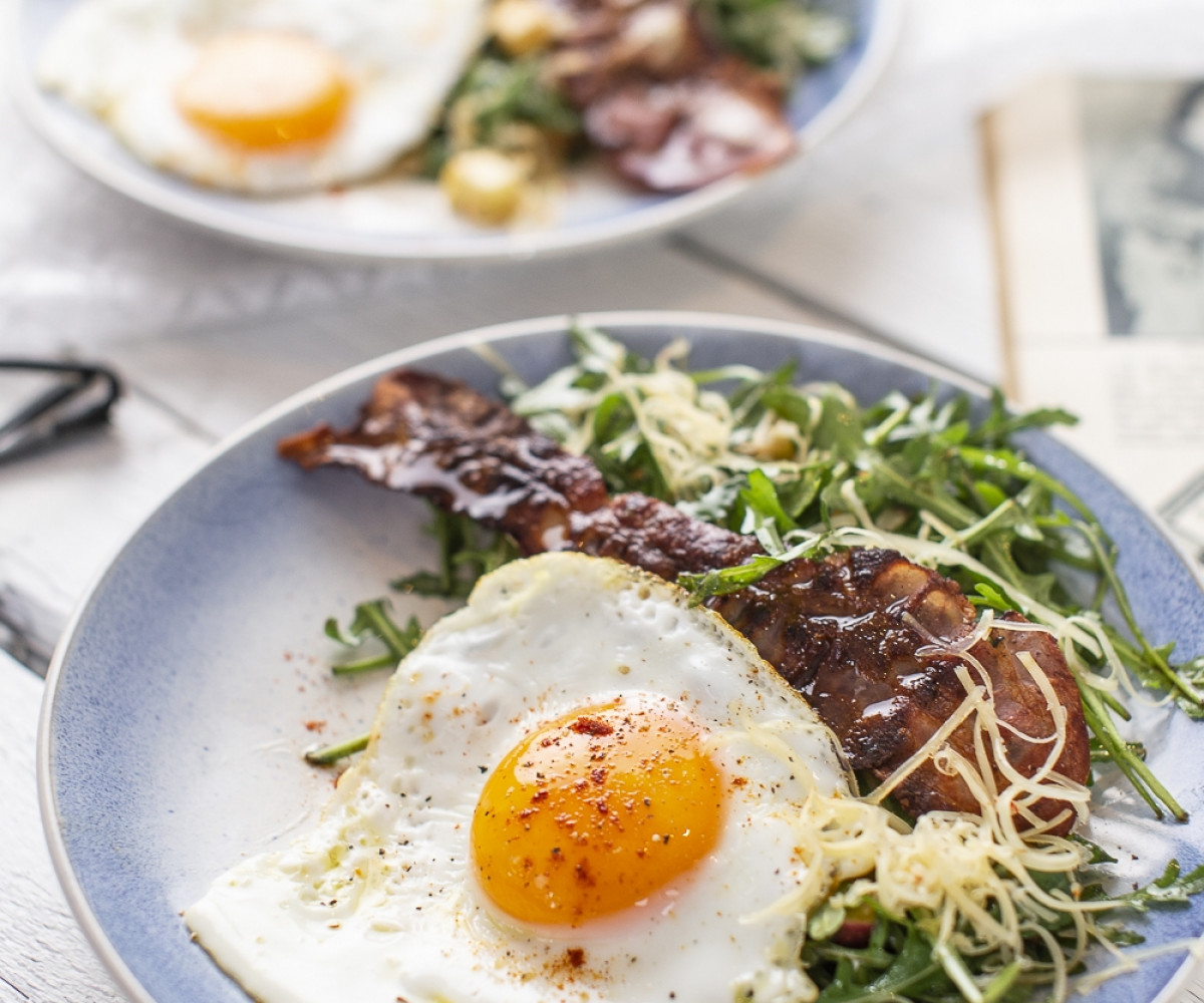 ALMÁS RUKKOLA SALÁTA SÜLT BACONNEL