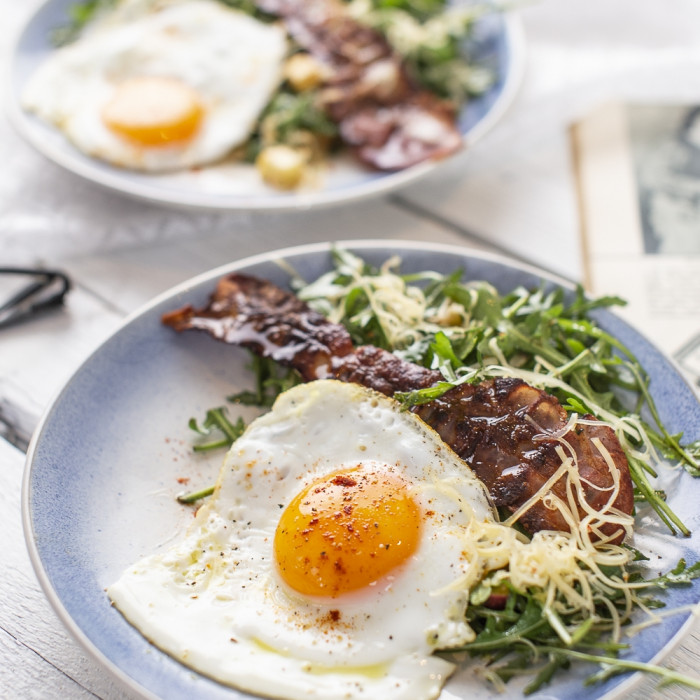 ALMÁS RUKKOLA SALÁTA SÜLT BACONNEL