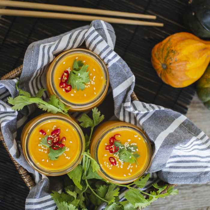 KÓKUSZTEJES SÜTŐTÖKKRÉMLEVES FRISS CHILIVEL