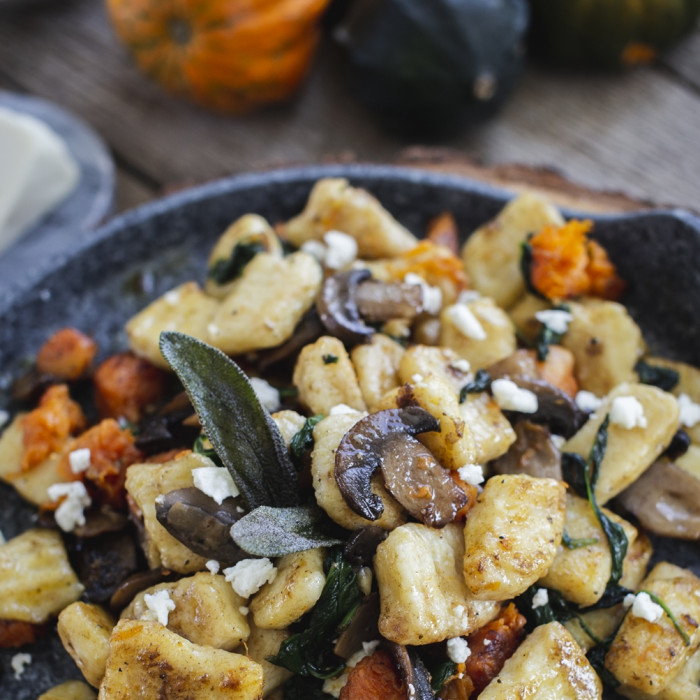 BARNA VAJAS GNOCCHI PIRÍTOTT SÜTŐTÖK KOCKÁKKAL