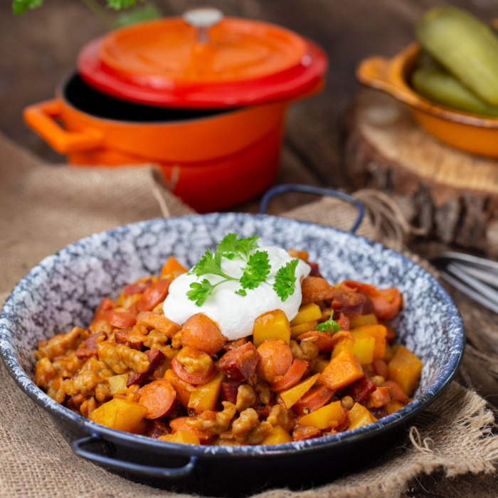 PAPRIKÁS KRUMPLI GALUSKÁVAL, KOLBÁSSZAL