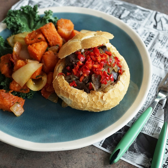 ZSEMLÉBEN SÜLT SERTÉSMÁJ, LECSÓÁGYON