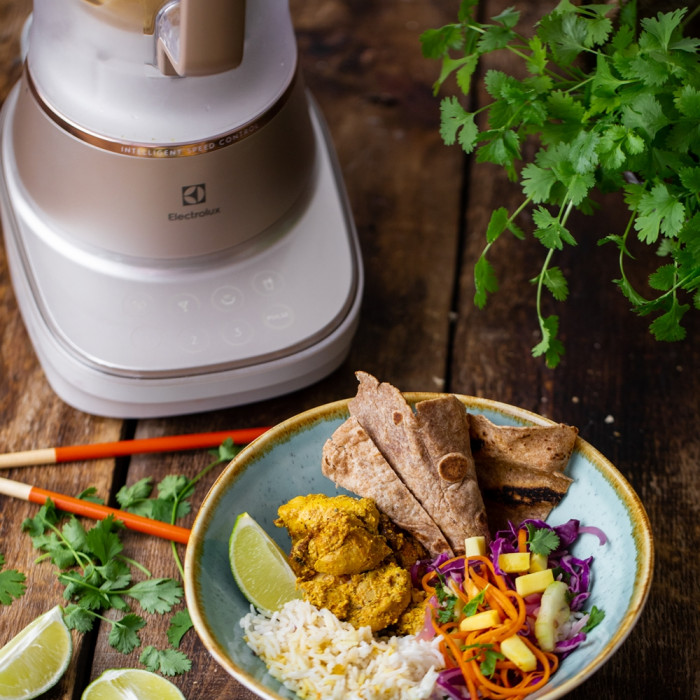 CURRY-S CSIRKE HÁZI INDIAI LEPÉNNYEL ÉS MANGÓ LASSIVAL