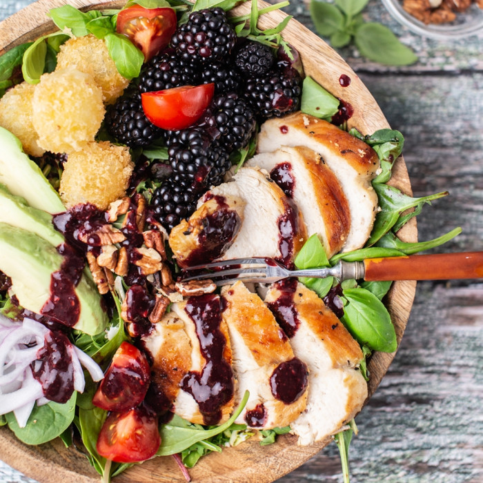 SZEDRES CSIRKESALÁTA – RÁNTOTT KECSKESAJT GOLYÓKKAL ÉS AVOKÁDÓVAL