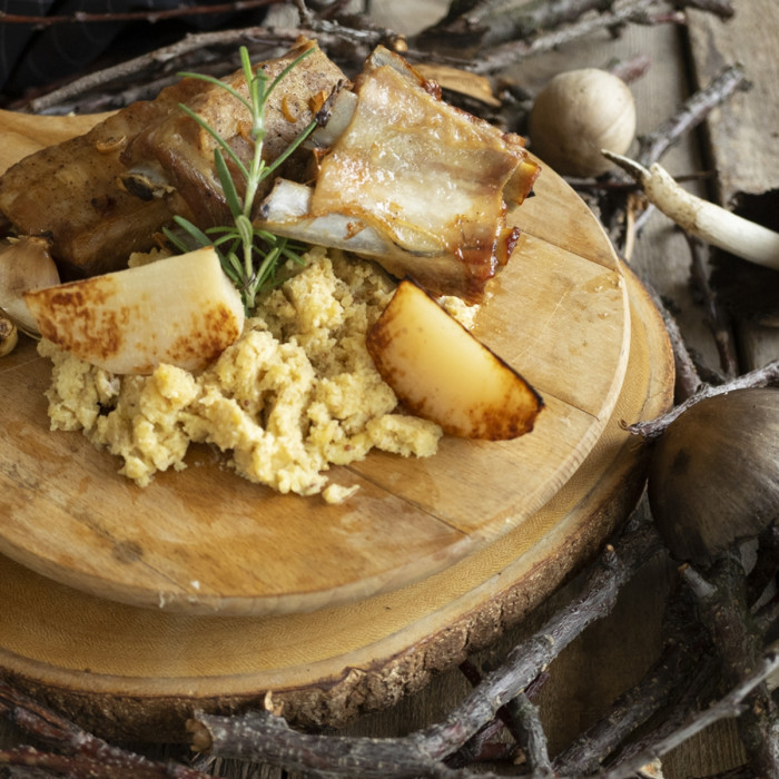 SÜLT SERTÉS OLDALAS, MUSTÁROS BURGONYAPÜRÉVEL