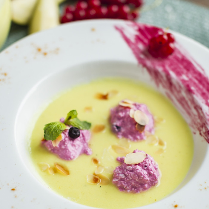 KÖRTELEVES, ÁFONYÁS TÚRÓKRÉMMEL