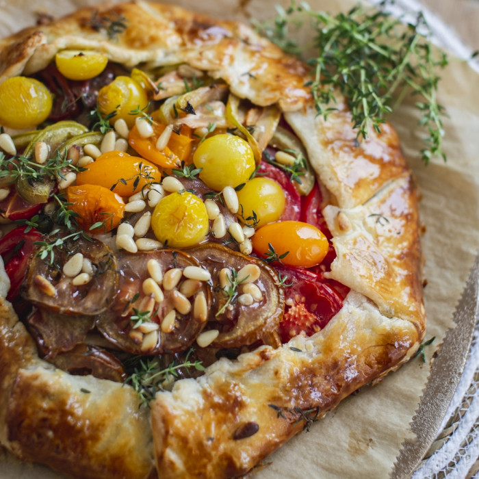 SZIVÁRVÁNYOS GALETTE, PIKÁNS DARÁLTHÚSSAL