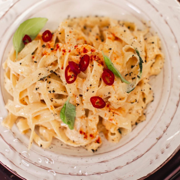 TEJSZÍNES-CSIRKÉS TAGLIATELLE