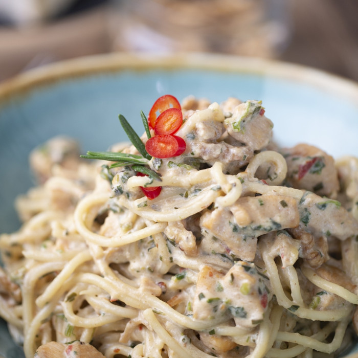 GORGONZOLÁS SPAGETTI, DIÓVAL ÉS CSIRKÉVEL