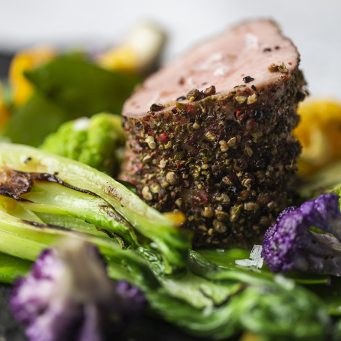 SERTÉSSZŰZ BORSKÉREGBEN SZÍNES ZÖLDSÉGÁGYON